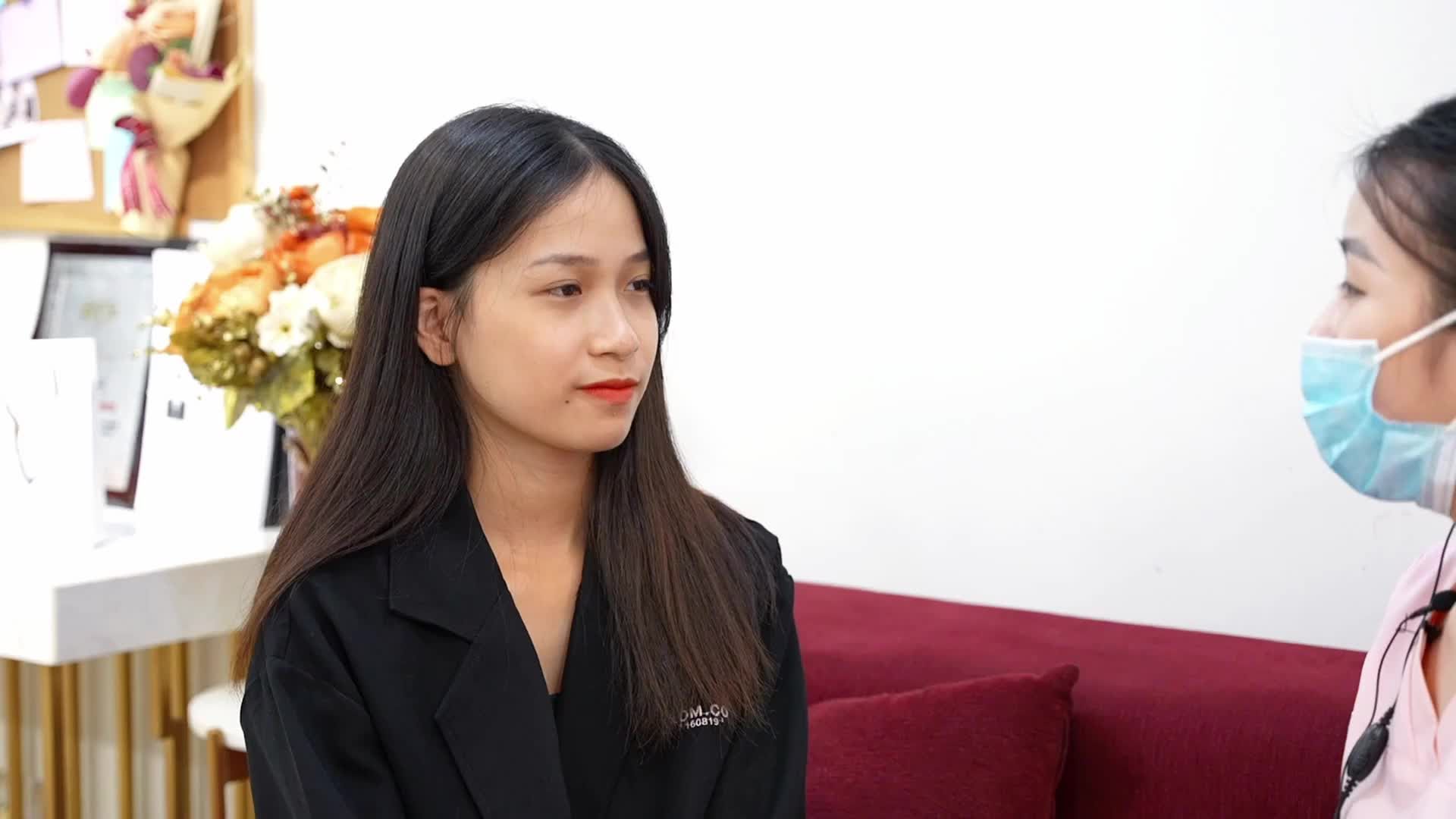 Khách hàng quay lại TMV Tấm kiểm tra tình trạng mặt sau khi sử dụng dịch vụ Vline Perfect